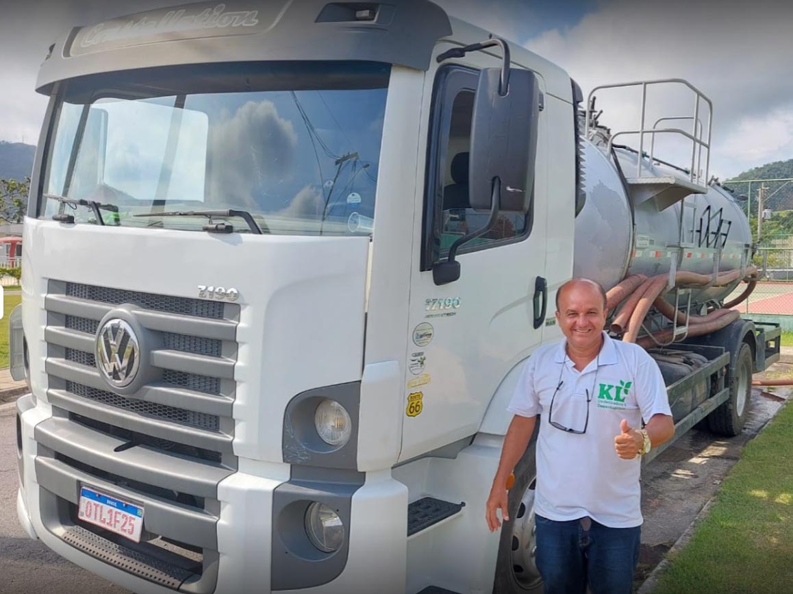Equipe Dedetizadora KL em atendimento